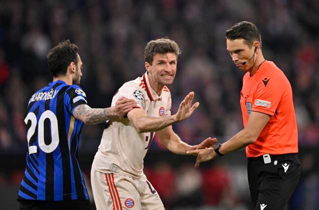Thomas Mueller FC Bayern Muenchen FCB (25) im Gespraech Diskussion mit Schiedsrichter Referee Sandro Schaerer (SUI) Gestik Geste Hakan Calhanoglu Inter Mailand Milano (20) FC Bayern Muenchen FCB vs FC Inter Mailand Internazionale Milano Viertelfinale Hinspiel 08.04.2025 DFL REGULATIONS PROHIBIT ANY USE OF PHOTOGRAPHS AS IMAGE SEQUENCES AND OR QUASI-VIDEO FC Bayern Muenchen FCB vs FC Inter Mailand Internazionale Milano