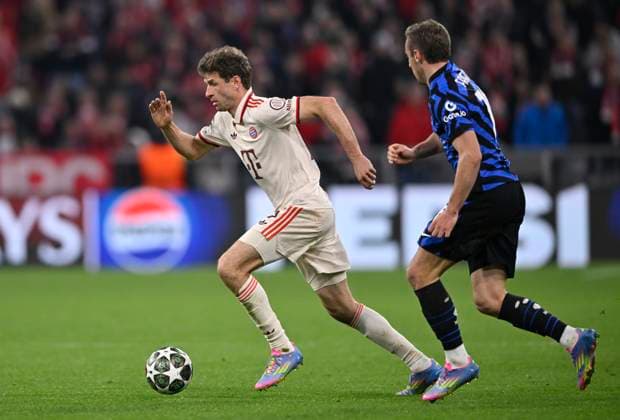Zweikampf, Aktion Thomas Mueller FC Bayern Muenchen FCB (25) gegen Davide Frattesi Inter Mailand Milano (16) FC Bayern Muenchen FCB vs FC Inter Mailand Internazionale Milano Viertelfinale Hinspiel 08.04.2025 DFL REGULATIONS PROHIBIT ANY USE OF PHOTOGRAPHS AS IMAGE SEQUENCES AND OR QUASI-VIDEO FC Bayern Muenchen FCB vs FC Inter Mailand Internazionale Milano