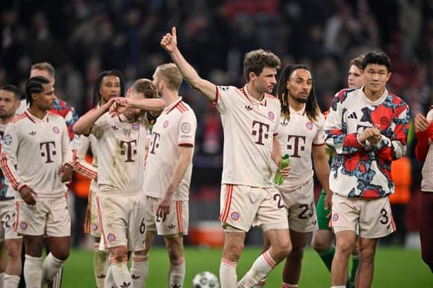 nach Spielende: Vor Fans, Enttaeuschung bei Serge Gnabry FC Bayern Muenchen FCB (07) Joshua Kimmich FC Bayern Muenchen FCB (06) Thomas Mueller FC Bayern Muenchen FCB (25) kaempferisch Gestik Geste Sacha Boey FC Bayern Muenchen FCB (23) Min-jae Kim FC Bayern Muenchen FCB (03) FC Bayern Muenchen FCB vs FC Inter Mailand Internazionale Milano Viertelfinale Hinspiel 08.04.2025 DFL REGULATIONS PROHIBIT ANY USE OF PHOTOGRAPHS AS IMAGE SEQUENCES AND OR QUASI-VIDEO FC Bayern Muenchen FCB vs FC Inter Mailand Internazionale Milano