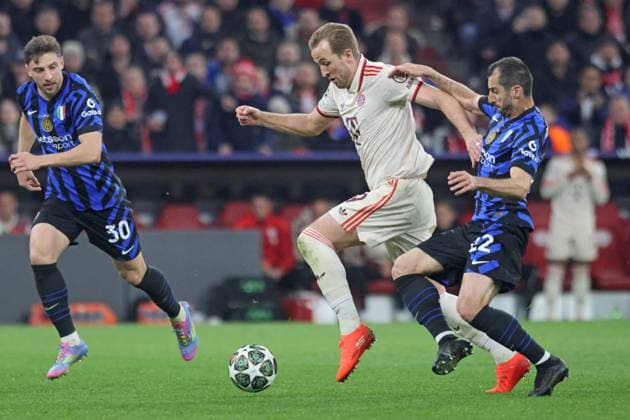 9 Harry Kane (FCB) gegen 32 Federico Dimarco, 30 Carlos Augusto (Inter) Aktion, Zweikampf, Fussball FC Bayern München - Inter Mailand Hinspiel, Viertelfinale UEFA Champions League 08.04.2025 Allianz Arena FOTO: Mladen Lackovic LakoPress