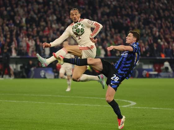 08.04..2025, Champions League, FC Bayern Muenchen vs Inter Mailand, Allianz Arena Muenchen, Fussball im Bild: Leroy Sane (FC Bayern Muenchen) vs Benjamin Pavard (Inter Mailand)