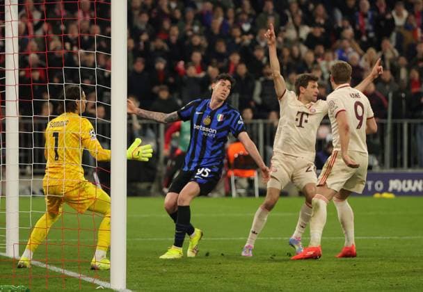 08.04..2025, Champions League, FC Bayern Muenchen vs Inter Mailand, Allianz Arena Muenchen, Fussball im Bild: 1:1 Tor Thomas Mueller (FC Bayern Muenchen) jubelt, Yann Sommer (Inter Mailand) geschlagen, Alessandro Bastoni (Inter Mailand) kommt zu spaet, Harry Kane (FC Bayern Muenchen) freut sich