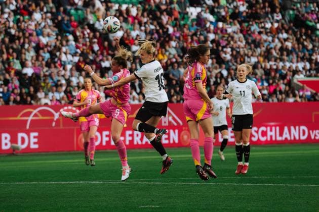 08.03.25, Frauen, Fussball, UEFA Womens Nations League, 4. Spieltag, Gruppenphase, Saison 2025, Deutschland - Schottland Sophie Howard 5 (Schottland) im Kopfballduell mit Laura Freigang 10 (Deutschland) Wolfsburg Volkswagen Arena Niedersachsen Deutschland