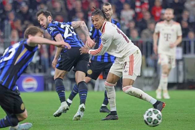 17 Michael Olise (FCB) gegen 20 Hakan Calhanoglu (Inter) Aktion, Zweikampf, Fussball FC Bayern München - Inter Mailand Hinspiel, Viertelfinale UEFA Champions League 08.04.2025 Allianz Arena FOTO: Mladen Lackovic LakoPress