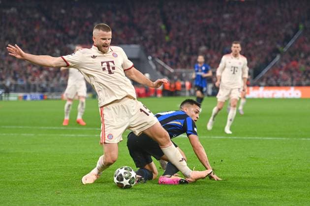 Eric DIER (Bayern Muenchen), Aktion,Zweikampf gegen Lautaro MARTINEZ (Mailand) . Fussball Champions League Viertelfinale FC Bayern Muenchen - Inter Mailand 1-2 am 08.04.2025 , A L L I A N Z A R E N A.