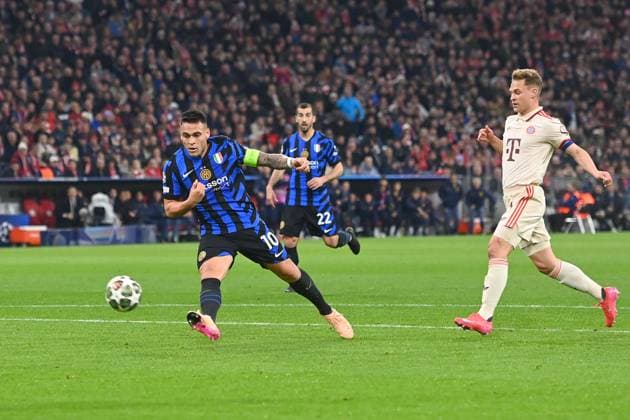 Tor Lautaro MARTINEZ (Mailand) zum 0-1,Aktion,Torschuss,re:Joshua KIMMICH (Bayern Muenchen). Fussball Champions League Viertelfinale FC Bayern Muenchen - Inter Mailand 1-2 am 08.04.2025 , A L L I A N Z A R E N A.