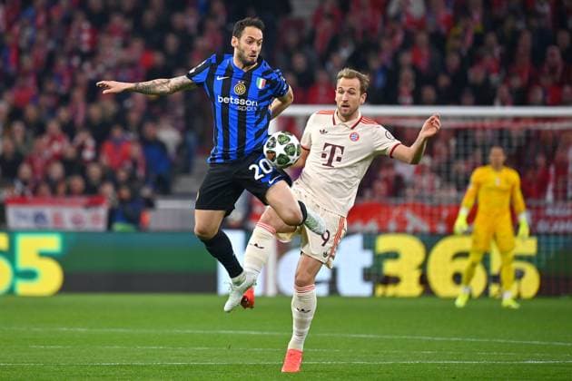 Hakan CALHANOGLU (Mailand) , Aktion,Zweikampf gegen Harry KANE (Bayern Muenchen). Fussball Champions League Viertelfinale FC Bayern Muenchen - Inter Mailand 1-2 am 08.04.2025 , A L L I A N Z A R E N A.
