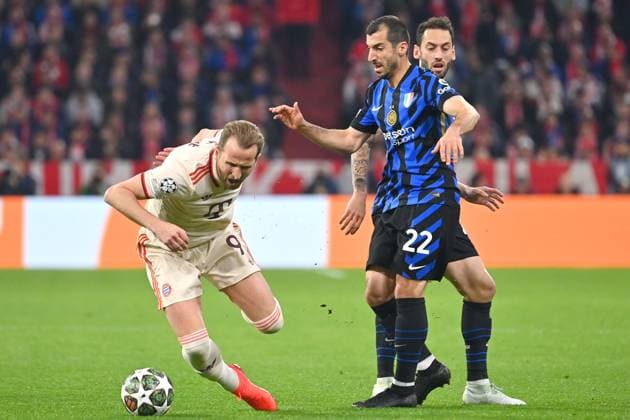 Harry KANE (Bayern Muenchen), Aktion,Zweikampf gegen Henrikh MKHITARYAN (Mailand) und Hakan CALHANOGLU (Mailand) . Fussball Champions League Viertelfinale FC Bayern Muenchen - Inter Mailand 1-2 am 08.04.2025 , A L L I A N Z A R E N A.