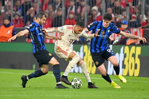 v.li:Henrikh MKHITARYAN (Mailand), Michael OLISE (Bayern Muenchen), Alessandro BASTONI (Mailand), Aktion,Zweikampf. Fussball Champions League Viertelfinale FC Bayern Muenchen - Inter Mailand 1-2 am 08.04.2025 , A L L I A N Z A R E N A.