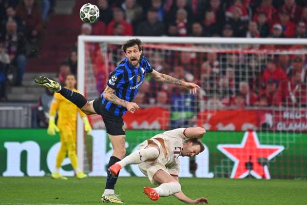 Francesco ACERBI (Mailand), Aktion,Zweikampf gegen Harry KANE (Bayern Muenchen). Fussball Champions League Viertelfinale FC Bayern Muenchen - Inter Mailand 1-2 am 08.04.2025 , A L L I A N Z A R E N A.