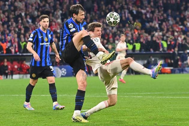 Thomas MUELLER (MÜLLER,Bayern Muenchen), Aktion,Zweikampf gegen Francesco ACERBI (Mailand). Fussball Champions League Viertelfinale FC Bayern Muenchen - Inter Mailand 1-2 am 08.04.2025 , A L L I A N Z A R E N A.