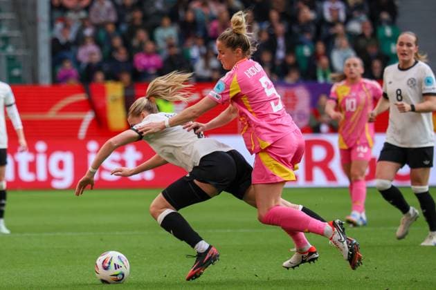 Wolfsburg, Deutschland 08. April 2025: UEFA Nations League Women - 2025 - Deutschland vs. Schottland Im Bild: v.li. im Zweikampf Laura Freigang (Deutschland) und Sophie Howard (Schottland) Volkswagen Arena Niedersachsen Copyright: xFotostandx xFantinix