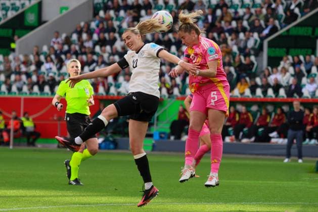 Wolfsburg, Deutschland 08. April 2025: UEFA Nations League Women - 2025 - Deutschland vs. Schottland Im Bild: v.li. Laura Freigang (Deutschland) und Sophie Howard (Schottland) im Kopfballduell Volkswagen Arena Niedersachsen Copyright: xFotostandx xFantinix