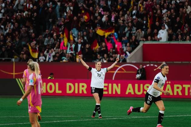 08.03.25, Frauen, Fussball, UEFA Womens Nations League, 4. Spieltag, Gruppenphase, Saison 2025, Deutschland - Schottland Laura Freigang 10 (Deutschland) jubelt über das Tor von Selina Cerci 15 (Deutschland) zum 3:1 Wolfsburg Volkswagen Arena Niedersachsen Deutschland