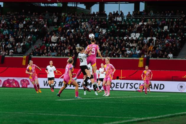 08.03.25, Frauen, Fussball, UEFA Womens Nations League, 4. Spieltag, Gruppenphase, Saison 2025, Deutschland - Schottland Sophie Howard 5 (Schottland) Kopfball vor Laura Freigang 10 (Deutschland) Wolfsburg Volkswagen Arena Niedersachsen Deutschland