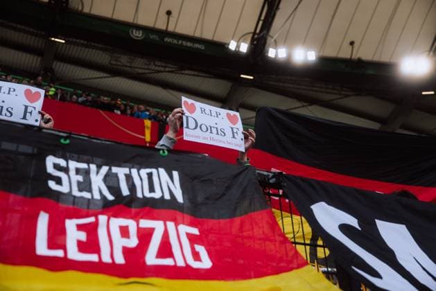 08.03.25, Frauen, Fussball, UEFA Womens Nations League, 4. Spieltag, Gruppenphase, Saison 2025, Deutschland - Schottland Fan hält ein Schild im Gedenken an Doris Fitschen Wolfsburg Volkswagen Arena Niedersachsen Deutschland