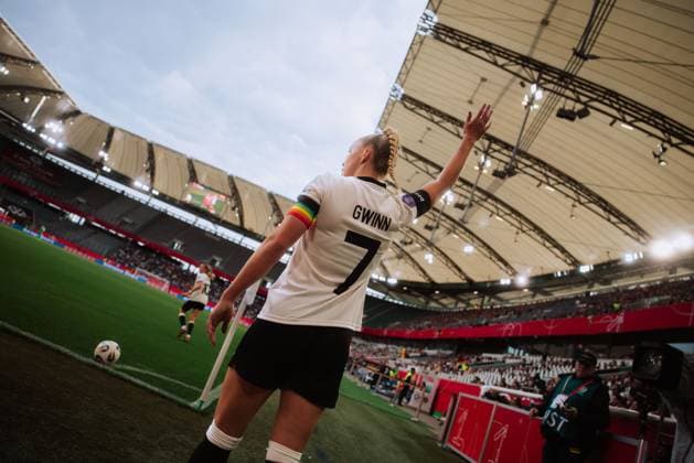 08.03.25, Frauen, Fussball, UEFA Womens Nations League, 4. Spieltag, Gruppenphase, Saison 2025, Deutschland - Schottland Giulia Gwinn 7 (Deutschland) hebt die Hand bei der Ausführung einer Ecke Wolfsburg Volkswagen Arena Niedersachsen Deutschland