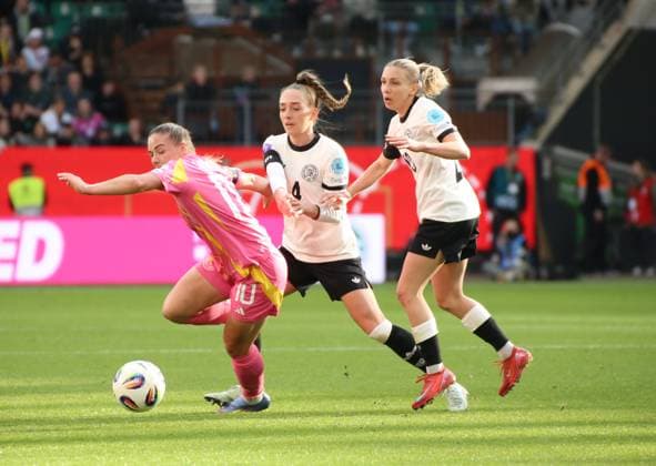 08.04.2025, xgrfx, Fußball UEFA Women s Nations League, Deutschland Frauen - Schottland Frauen v.l. Kristy Hanson (Schottland), Sophia Kleinherne, Elisa Senß (Deutsche Frauennationalmannschaft) (DFL DFB REGULATIONS PROHIBIT ANY USE OF PHOTOGRAPHS as IMAGE SEQUENCES and or QUASI-VIDEO) Wolfsburg