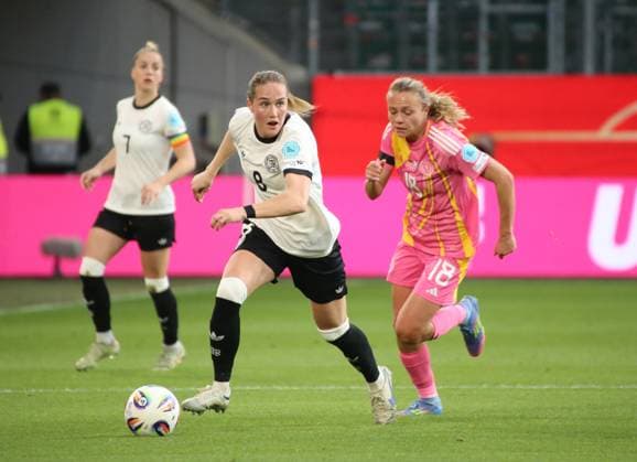 08.04.2025, xgrfx, Fußball UEFA Women s Nations League, Deutschland Frauen - Schottland Frauen v.l. Sydney Lohmann (Deutsche Frauennationalmannschaft), Claire Emslie (Schottland) (DFL DFB REGULATIONS PROHIBIT ANY USE OF PHOTOGRAPHS as IMAGE SEQUENCES and or QUASI-VIDEO) Wolfsburg