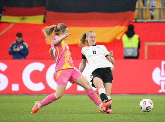 08.04.2025, xgrfx, Fußball UEFA Women s Nations League, Deutschland Frauen - Schottland Frauen v.l. Erin Cuthbert (Schottland), Janina Minge (Deutsche Frauennationalmannschaft) (DFL DFB REGULATIONS PROHIBIT ANY USE OF PHOTOGRAPHS as IMAGE SEQUENCES and or QUASI-VIDEO) Wolfsburg