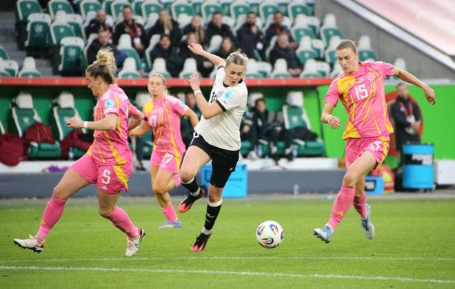 08.04.2025, xgrfx, Fußball UEFA Women s Nations League, Deutschland Frauen - Schottland Frauen v.l. Sophie Howard (Schottland), Laura Freigang (Deutsche Frauennationalmannschaft), Jenna Clark (Schottland) (DFL DFB REGULATIONS PROHIBIT ANY USE OF PHOTOGRAPHS as IMAGE SEQUENCES and or QUASI-VIDEO) Wolfsburg
