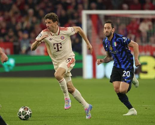 (250409) -- MUNICH, April 9, 2025 -- Thomas Mueller (L) of Bayern Munich breaks through during the UEFA Champions League quarterfinal 1st leg football match between Bayern Munich and Inter Milan in Munich, Germany, April 8, 2025. (Photo by Xinhua) (SP)GERMANY-MUNICH-FOOTBALL-UEFA CHAMPIONS LEAGUE-BAYERN MUNICH VS INTER MILAN PhilippexRuiz 