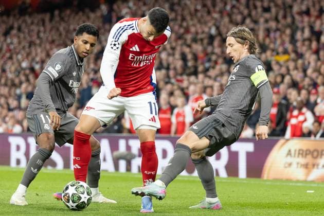 Arsenal v Real Madrid. UEFA Champions League, Quarter-Final, Leg 1 of 2, Football, The Emirates Stadium, London, UK - 08 Apr 2025 Rodrygo of Real Madrid and Luka ModriÄ‡ of Real Madrid pressure Gabriel Martinelli of Arsenal FC London Emirates Stadium London GBR, UK NEWSPAPERS OUT Copyright: xEllixBirchx