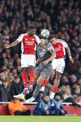 Arsenal v Real Madrid. UEFA Champions League, Quarter-Final, Leg 1 of 2, Football, The Emirates Stadium, London, UK - 08 Apr 2025 L-R Bukayo Saka of Arsenal FC; Jude Bellingham of Real Madrid and Jurrien Timber of Arsenal FC London Emirates Stadium London GBR, UK NEWSPAPERS OUT Copyright: xEllixBirchx