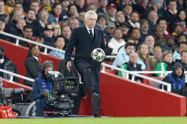 Arsenal v Real Madrid. UEFA Champions League, Quarter-Final, Leg 1 of 2, Football, The Emirates Stadium, London, UK - 08 Apr 2025 Real Madrid Manager Carlo Ancelotti intercepts the match ball London Emirates Stadium London GBR, UK NEWSPAPERS OUT Copyright: xEllixBirchx