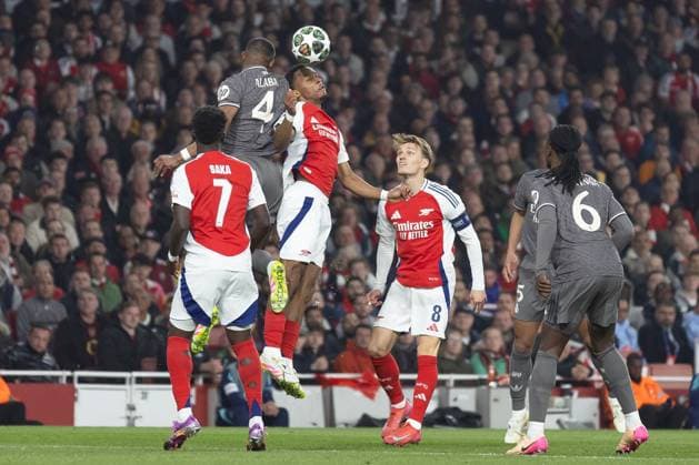Arsenal v Real Madrid. UEFA Champions League, Quarter-Final, Leg 1 of 2, Football, The Emirates Stadium, London, UK - 08 Apr 2025 Jurrien Timber of Arsenal FC wins the aerial ball from David Alaba of Real Madrid London Emirates Stadium London GBR, UK NEWSPAPERS OUT Copyright: xEllixBirchx