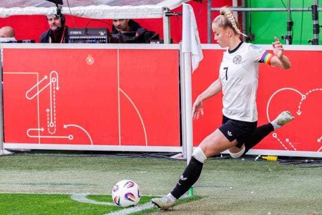Giulia Gwinn (GER, 7) beim Eckstoß, Eckball, Ecke, Corner, 08.04.2025, Wolfsburg (Deutschland), Fussball, UEFA Women s Nations League, Deutschland - Schottland, DFB DFL REGULATIONS PROHIBIT ANY USE OF PHOTOGRAPHS AS IMAGE SEQUENCES AND OR QUASI-VIDEO.