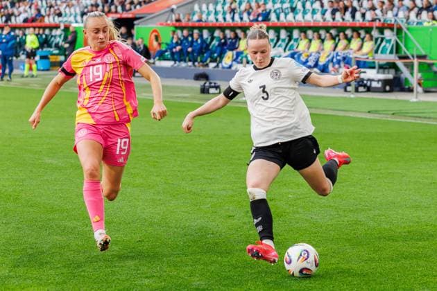 von links: Lauren Davidson (SCO, 19), Franziska Kett (GER, 3), 08.04.2025, Wolfsburg (Deutschland), Fussball, UEFA Women s Nations League, Deutschland - Schottland, DFB DFL REGULATIONS PROHIBIT ANY USE OF PHOTOGRAPHS AS IMAGE SEQUENCES AND OR QUASI-VIDEO.