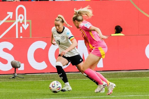 von links: Giulia Gwinn (GER, 7), Lauren Davidson (SCO, 19), 08.04.2025, Wolfsburg (Deutschland), Fussball, UEFA Women s Nations League, Deutschland - Schottland, DFB DFL REGULATIONS PROHIBIT ANY USE OF PHOTOGRAPHS AS IMAGE SEQUENCES AND OR QUASI-VIDEO.
