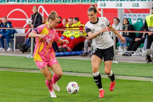 von links: Rachel McLauchlan (SCO, 14), Selina Cerci (GER, 15), 08.04.2025, Wolfsburg (Deutschland), Fussball, UEFA Women s Nations League, Deutschland - Schottland, DFB DFL REGULATIONS PROHIBIT ANY USE OF PHOTOGRAPHS AS IMAGE SEQUENCES AND OR QUASI-VIDEO.