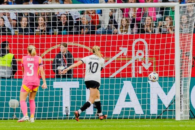 Tor zum 3:1 durch Giovanna Hoffmann (GER, 18, nicht im Bild, not pictured), im Bild von links: Amy Muir (SCO, 3), Laura Freigang (GER, 10), 08.04.2025, Wolfsburg (Deutschland), Fussball, UEFA Women s Nations League, Deutschland - Schottland, DFB DFL REGULATIONS PROHIBIT ANY USE OF PHOTOGRAPHS AS IMAGE SEQUENCES AND OR QUASI-VIDEO.