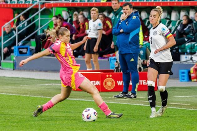von links: Emma Lawton (SCO, 2), Giulia Gwinn (GER, 7), 08.04.2025, Wolfsburg (Deutschland), Fussball, UEFA Women s Nations League, Deutschland - Schottland, DFB DFL REGULATIONS PROHIBIT ANY USE OF PHOTOGRAPHS AS IMAGE SEQUENCES AND OR QUASI-VIDEO.