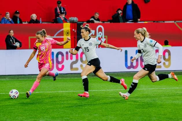 von links: Claire Emslie (SCO, 18), Selina Cerci (GER, 15), Sarai Linder (GER, 2), 08.04.2025, Wolfsburg (Deutschland), Fussball, UEFA Women s Nations League, Deutschland - Schottland, DFB DFL REGULATIONS PROHIBIT ANY USE OF PHOTOGRAPHS AS IMAGE SEQUENCES AND OR QUASI-VIDEO.
