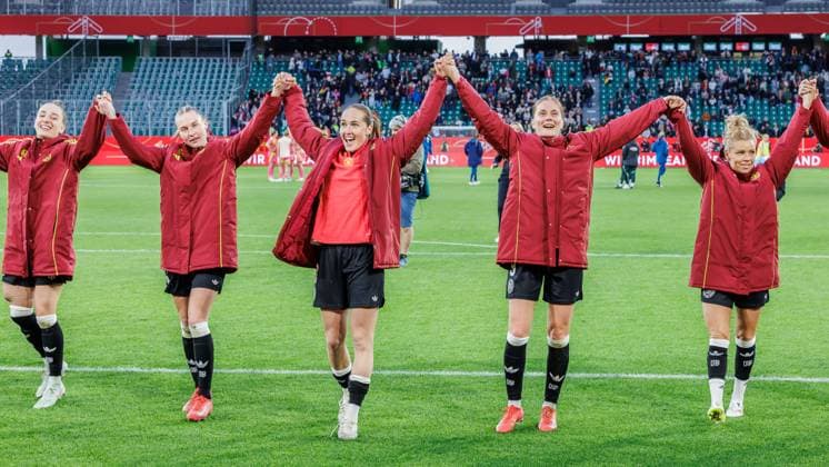 Jubel, celebration bei Deutschland (GER) über den deutlichen Sieg, Dank an die Fans, 08.04.2025, Wolfsburg (Deutschland), Fussball, UEFA Women s Nations League, Deutschland - Schottland, DFB DFL REGULATIONS PROHIBIT ANY USE OF PHOTOGRAPHS AS IMAGE SEQUENCES AND OR QUASI-VIDEO.