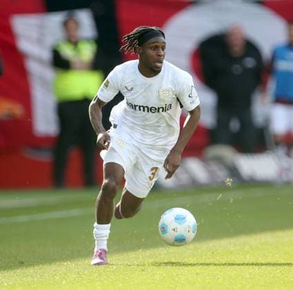 Jeremie Frimpong (Leverkusen) . Fussball: LIGA: Saison 24 25: 1. FC Heidenheim - Bayer 04 Leverkusen , 29. Spieltag, 05.04.2025.