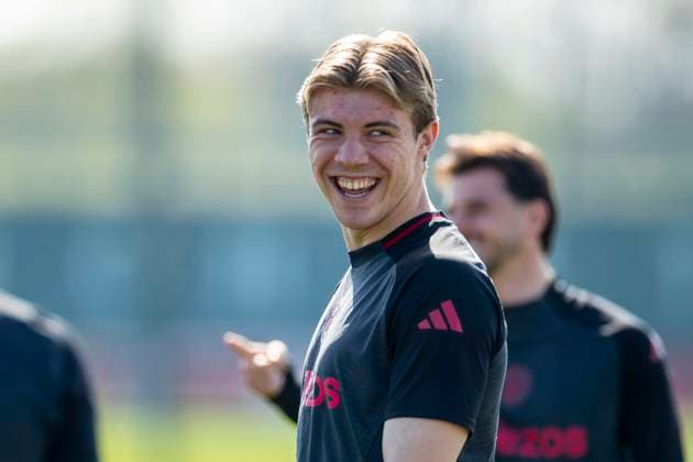 Manchester United, ManU FC Training Rasmus Hojlund 9 of Manchester United F.C smiles uring Manchester United FC Training ahead of the Lyon v Manchester United Europa League Quarter-Final match, at Carrington Training Centre, Manchester, England, United Kingdom on 9 April 2025 Credit: Mike Morese Every Second Media Editorial use only. All images are copyright Every Second Media Limited. No images may be reproduced without prior permission. Copyright: xIMAGO EveryxSecondxMediax ESM-1411-0020 MikexMoresex xEveryxSecondxMediax