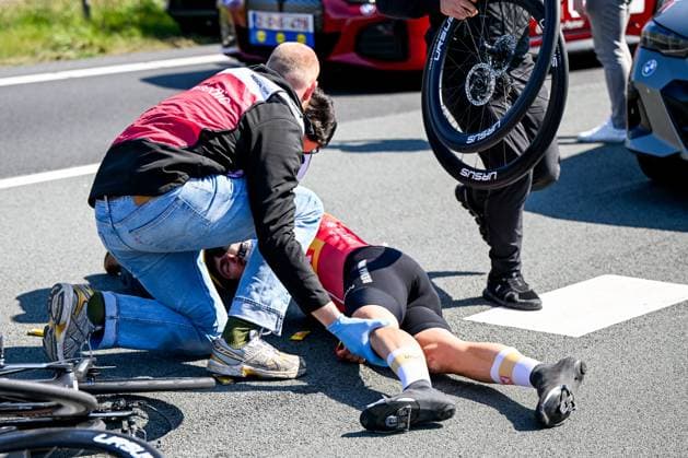 Sport Bilder des Tages Norwegian Jonas Iversby Hvideberg of Uno-X Mobility pictured after a crash at the men s race of the 113th edition of the Scheldeprijs one day cycling event, 202,8 km from Terneuzen, the Netherlands to Schoten, Belgium on Wednesday 09 April 2025. TOM GOYVAERTS TomxGoyvaerts  x120375386x