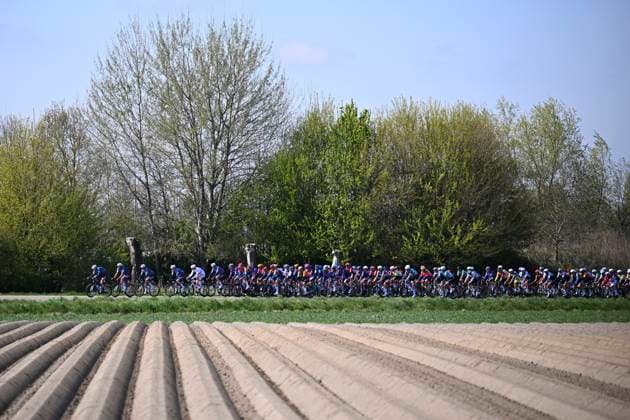 Scheldeprijs 2025 cycling race SCHOTEN, BELGIUM - APRIL 09 : illustration picture peloton during the Men Elite UCI 1.Pro 113th Flanders Classics Scheldeprijs cycling race with start in Terneuzen and finish in Schoten (205,2 km) on April 09, 2025 in Schoten, Belgium, 09 04 2025 ( Motordriver Guy De Vuyst & Schoten Belgium  Copyright: xTomasxSiskx