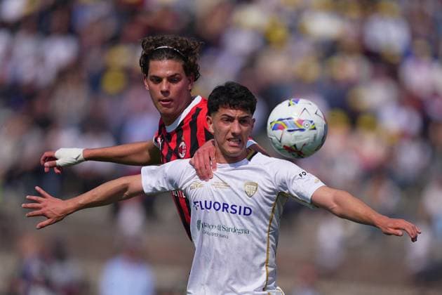 AC Milan s Matteo Dutu fights for the ball with Cagliari s Alessandro Bolzan during the Primavera Italy Cup final soccer match between Milan and Cagliari at Arena Civica Gianni Brera in Milan , North Italy - Wednesday April 09 , 2025 . - Soccer .  Copyright: xSpada LaPressex