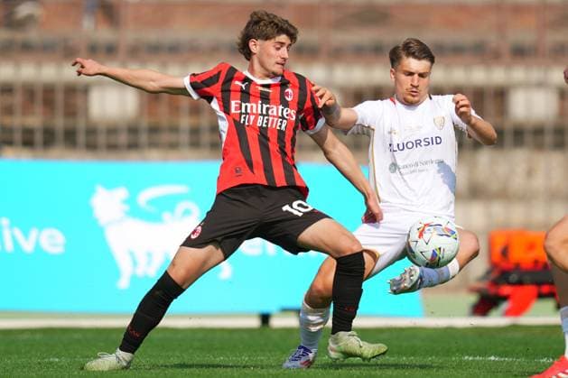 Cagliari s alessandro vinciguerra fights for the ball with AC MilanÕs mattia liberali during the Primavera Italy Cup final soccer match between Milan and Cagliari at Arena Civica Gianni Brera in Milan , North Italy - Wednesday April 09 , 2025 . - Soccer .  Copyright: xSpada LaPressex