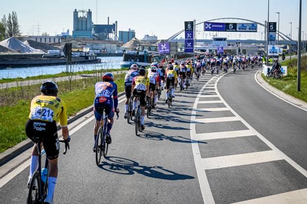 The pack of riders pictured in action during the men s race of the 113th edition of the Scheldeprijs one day cycling event, 202,8 km from Terneuzen, the Netherlands to Schoten, Belgium on Wednesday 09 April 2025. TOM GOYVAERTS TomxGoyvaerts  x120390226x