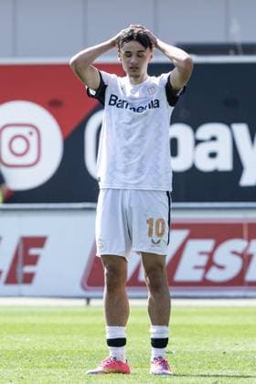 A-Junioren Bundesliga U19: Bayer 04 Leverkusen U19 - Eintracht Frankfurt U19; Ulrich-Haberland-Stadion, Leverkusen; 09.04.2025 Kerim Alajbegovic (Bayer 04 Leverkusen U19, 10) A-Junioren Bundesliga U19 DFB-Nachwuchsliga - Hauptrunde Liga A Gruppe C 2024 25: Bayer 04 Leverkusen U19 - Eintracht Frankfurt U19; Ulrich-Haberland-Stadion, Leverkusen; 09.04.2025 DFB regulations prohibit any use of photographs as image sequences and or quasi video. *** A Junioren Bundesliga U19 Bayer 04 Leverkusen U19 Eintracht Frankfurt U19 Ulrich Haberland Stadion, Leverkusen 09 04 2025 Kerim Alajbegovic Bayer 04 Leverkusen U19, 10 A Junioren Bundesliga U19 DFB Nachwuchsliga Hauptrunde Liga A Gruppe C 2024 25 Bayer 04 Leverkusen U19 Eintracht Frankfurt U19 Ulrich Haberland Stadion, Leverkusen 09 04 2025 DFB regulations prohibit any use of photographs as image sequences and or quasi video Copyright: xBEAUTIFULxSPORTS Buriakovx