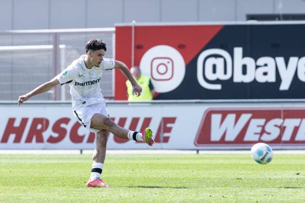 A-Junioren Bundesliga U19: Bayer 04 Leverkusen U19 - Eintracht Frankfurt U19; Ulrich-Haberland-Stadion, Leverkusen; 09.04.2025 Kerim Alajbegovic (Bayer 04 Leverkusen U19, 10) A-Junioren Bundesliga U19 DFB-Nachwuchsliga - Hauptrunde Liga A Gruppe C 2024 25: Bayer 04 Leverkusen U19 - Eintracht Frankfurt U19; Ulrich-Haberland-Stadion, Leverkusen; 09.04.2025 DFB regulations prohibit any use of photographs as image sequences and or quasi video. *** A Junioren Bundesliga U19 Bayer 04 Leverkusen U19 Eintracht Frankfurt U19 Ulrich Haberland Stadion, Leverkusen 09 04 2025 Kerim Alajbegovic Bayer 04 Leverkusen U19, 10 A Junioren Bundesliga U19 DFB Nachwuchsliga Hauptrunde Liga A Gruppe C 2024 25 Bayer 04 Leverkusen U19 Eintracht Frankfurt U19 Ulrich Haberland Stadion, Leverkusen 09 04 2025 DFB regulations prohibit any use of photographs as image sequences and or quasi video Copyright: xBEAUTIFULxSPORTS Buriakovx