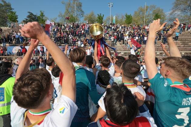 Milan, Italy, 9th April 2025. Cagliari Calcio players and staff celebrate with the trophy following the 3-0 victory in the Coppa Italia match at Arena Civica Gianni Brera, Milan. Picture credit should read: Jonathan Moscrop Sportimage EDITORIAL USE ONLY. No use with unauthorised audio, video, data, fixture lists, club league logos or live services. Online in-match use limited to 120 images, no video emulation. No use in betting, games or single club league player publications. SPI_023_JM_MILAN_CAGLIARI_CIP_ SPI-3802-0023