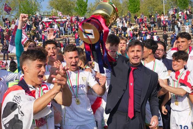 Cagliari s players celebrate wiinning the trophy during the Primavera Italy Cup final soccer match between Milan and Cagliari at Arena Civica Gianni Brera in Milan , North Italy - Wednesday April 09 , 2025 . - Soccer .  Copyright: xSpada LaPressex
