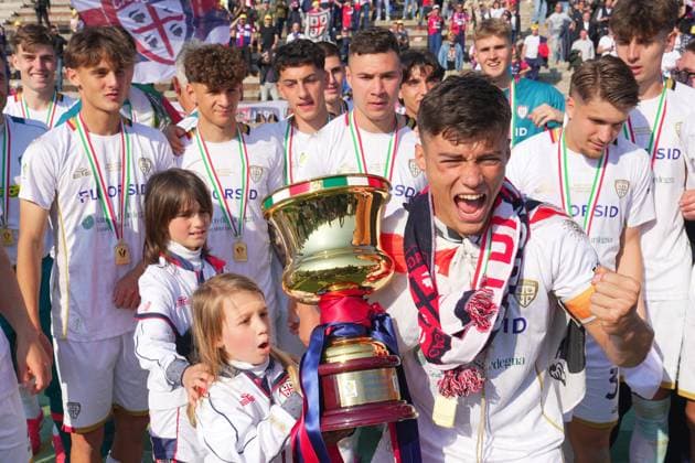 Cagliari s players celebrate wiinning the trophy during the Primavera Italy Cup final soccer match between Milan and Cagliari at Arena Civica Gianni Brera in Milan , North Italy - Wednesday April 09 , 2025 . - Soccer .  Copyright: xSpada LaPressex